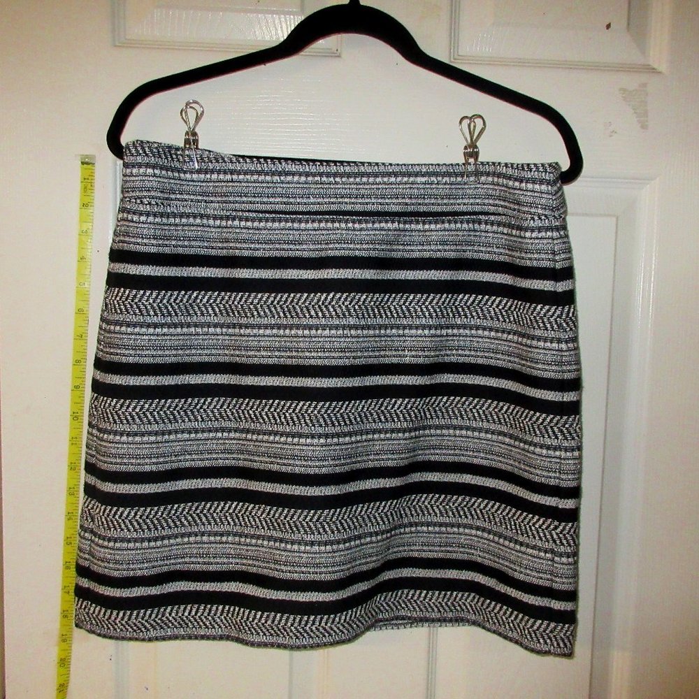 LOFT Women's Black and White zip back skirt size 8 - lined